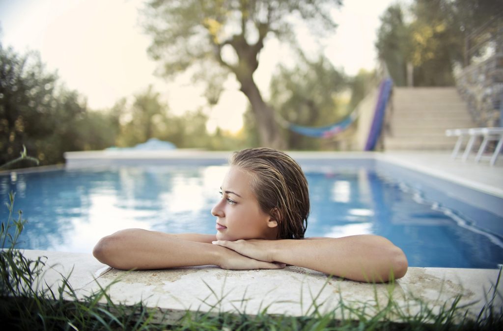 Piscine coque à Rennes : les critères essentiels pour réussir son installation